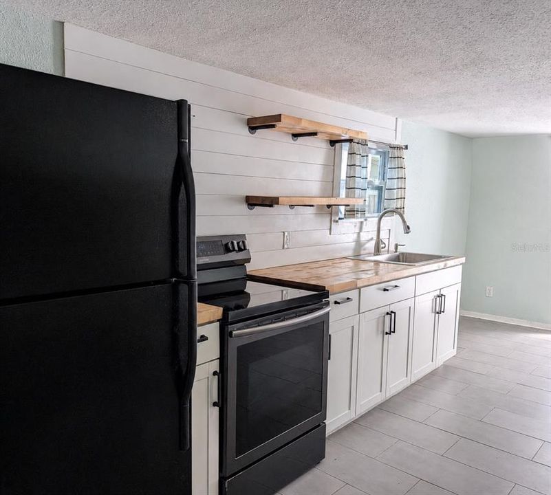 Active With Contract: $3,200 (3 beds, 2 baths, 1198 Square Feet)