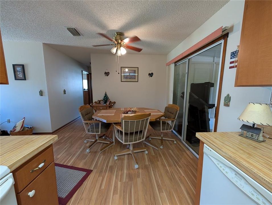 На продажу: $179,900 (2 спален, 2 ванн, 864 Квадратных фут)