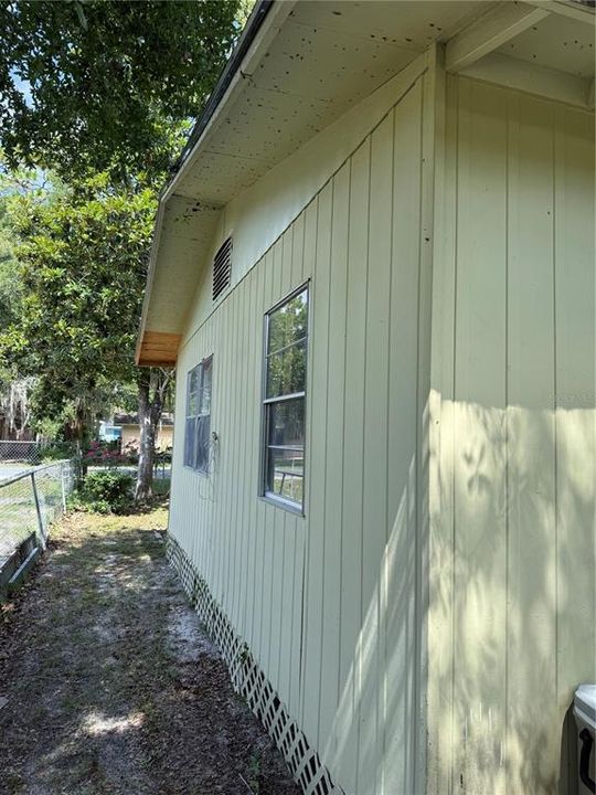 For Sale: $135,000 (2 beds, 1 baths, 816 Square Feet)