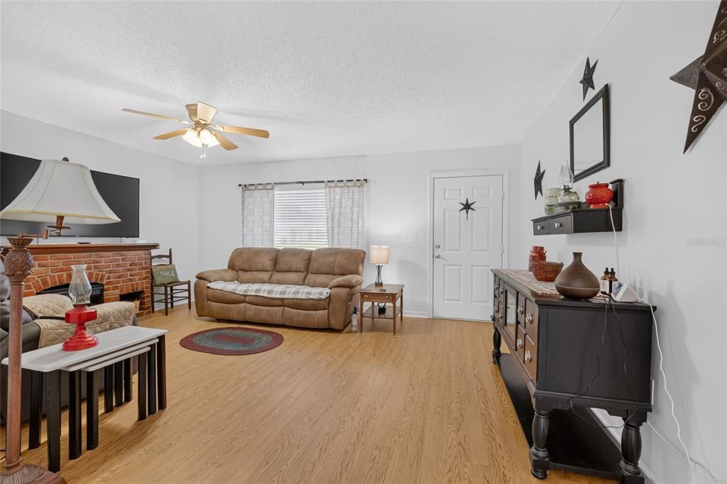 Activo con contrato: $179,900 (2 camas, 2 baños, 1166 Pies cuadrados)