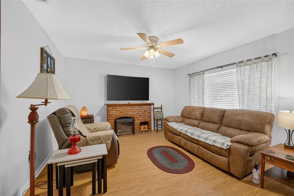 Activo con contrato: $179,900 (2 camas, 2 baños, 1166 Pies cuadrados)