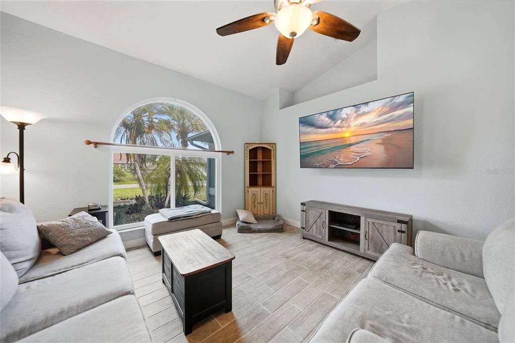 Activo con contrato: $349,900 (3 camas, 2 baños, 1919 Pies cuadrados)