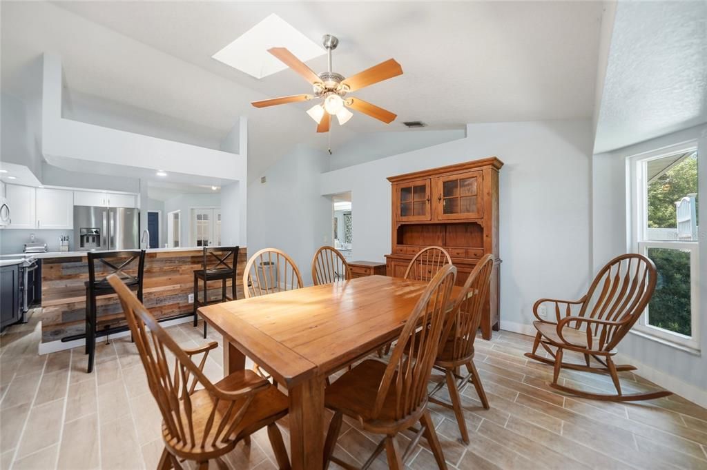Activo con contrato: $349,900 (3 camas, 2 baños, 1919 Pies cuadrados)