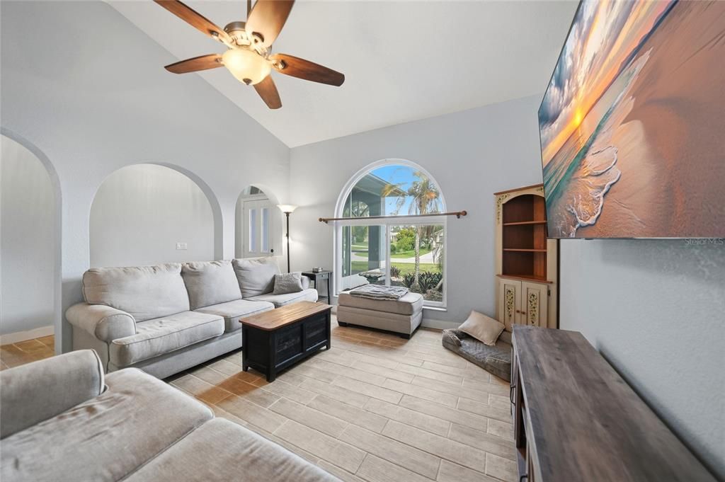 Activo con contrato: $349,900 (3 camas, 2 baños, 1919 Pies cuadrados)