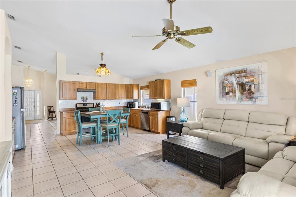 Activo con contrato: $489,000 (3 camas, 2 baños, 1714 Pies cuadrados)