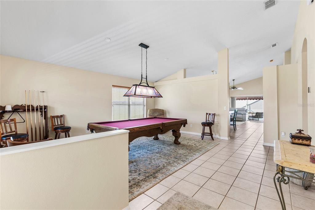 Activo con contrato: $489,000 (3 camas, 2 baños, 1714 Pies cuadrados)