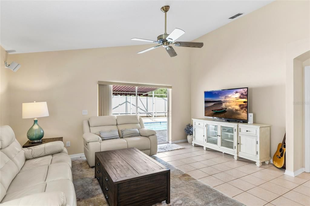 Activo con contrato: $489,000 (3 camas, 2 baños, 1714 Pies cuadrados)