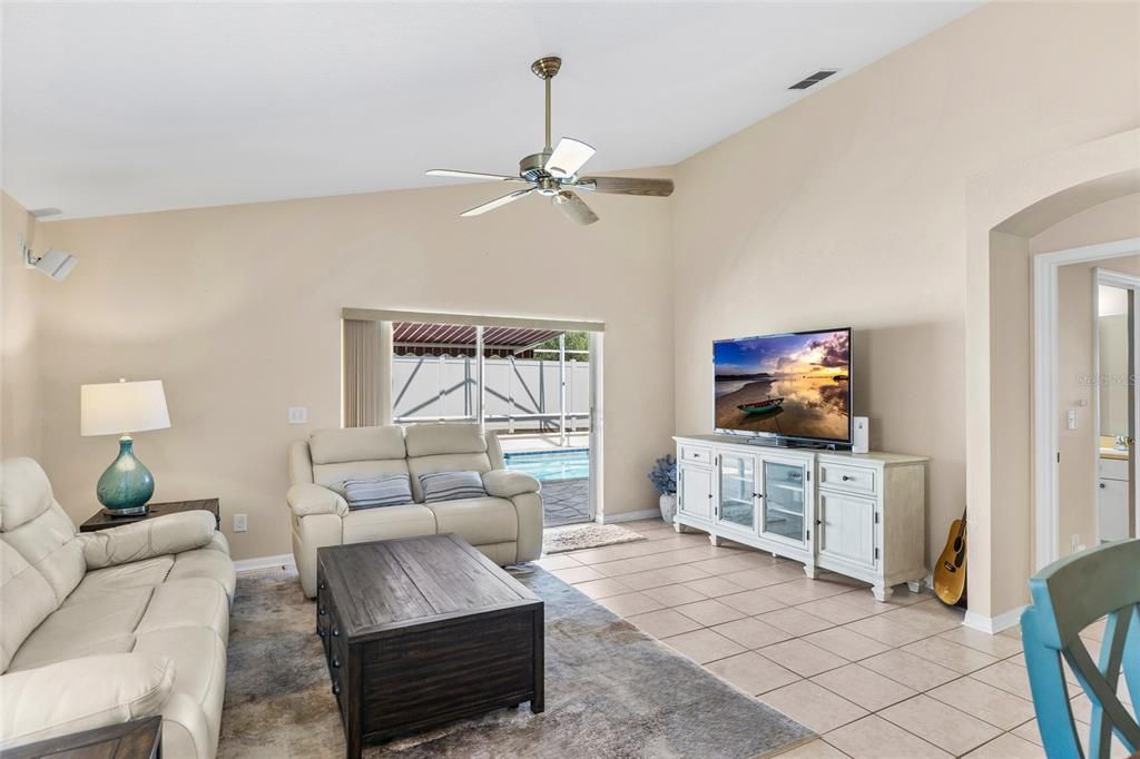 Activo con contrato: $489,000 (3 camas, 2 baños, 1714 Pies cuadrados)