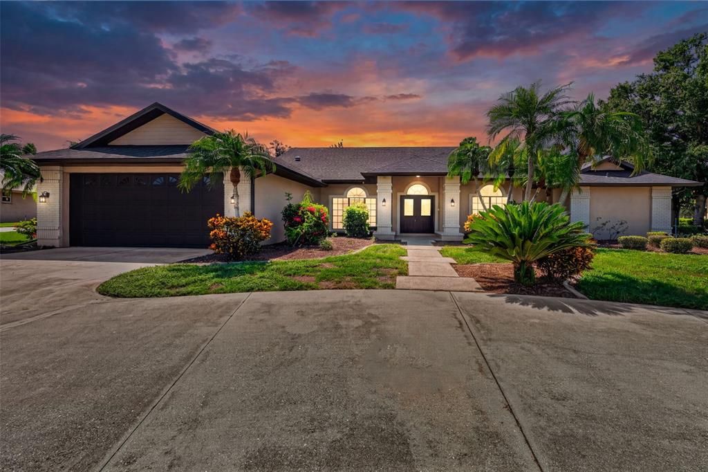 For Sale: $800,000 (3 beds, 3 baths, 2985 Square Feet)