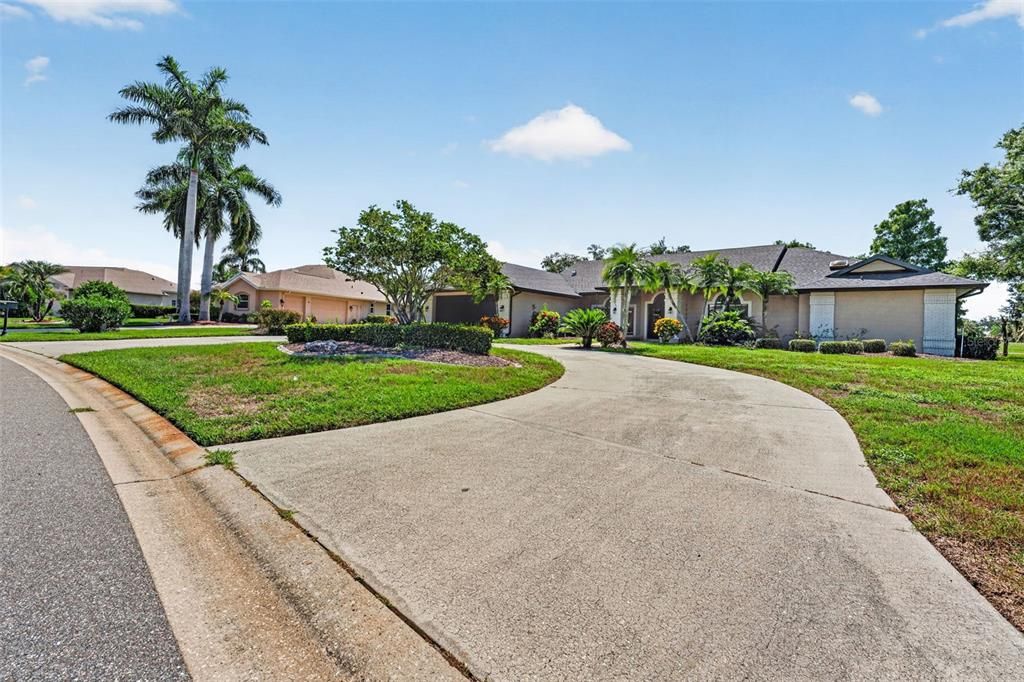 For Sale: $800,000 (3 beds, 3 baths, 2985 Square Feet)