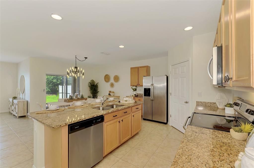 Под контрактом: $395,000 (4 спален, 2 ванн, 1828 Квадратных фут)