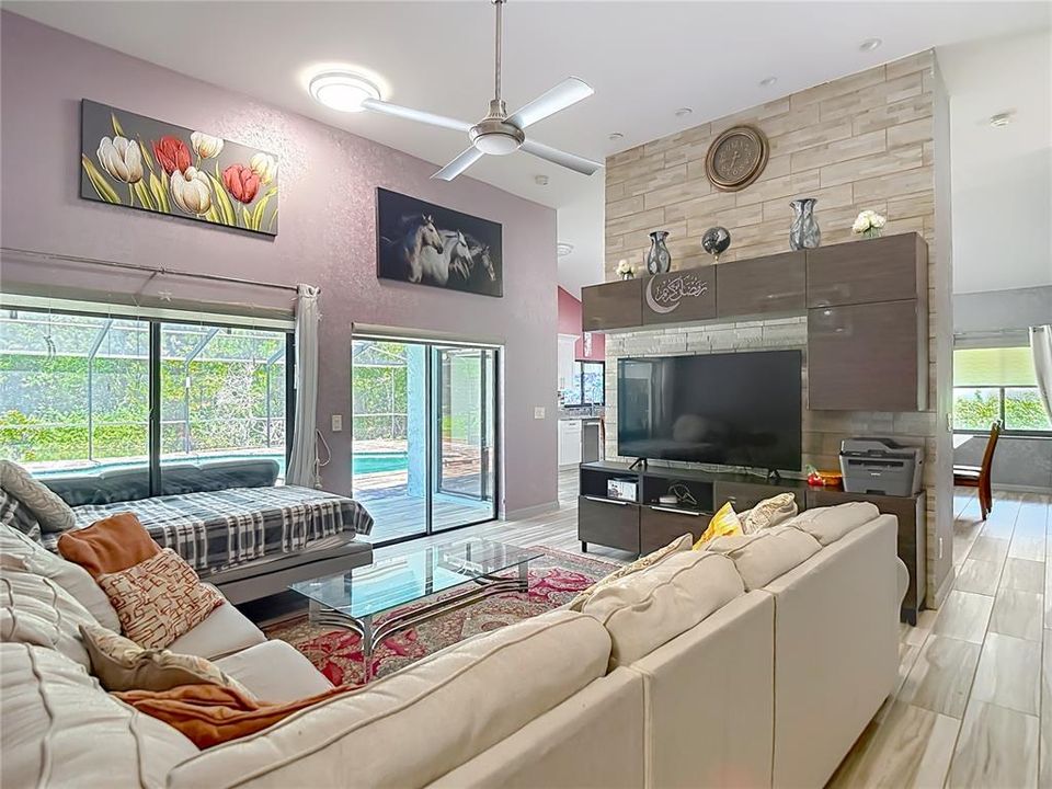 En Venta: $639,000 (5 camas, 3 baños, 2135 Pies cuadrados)