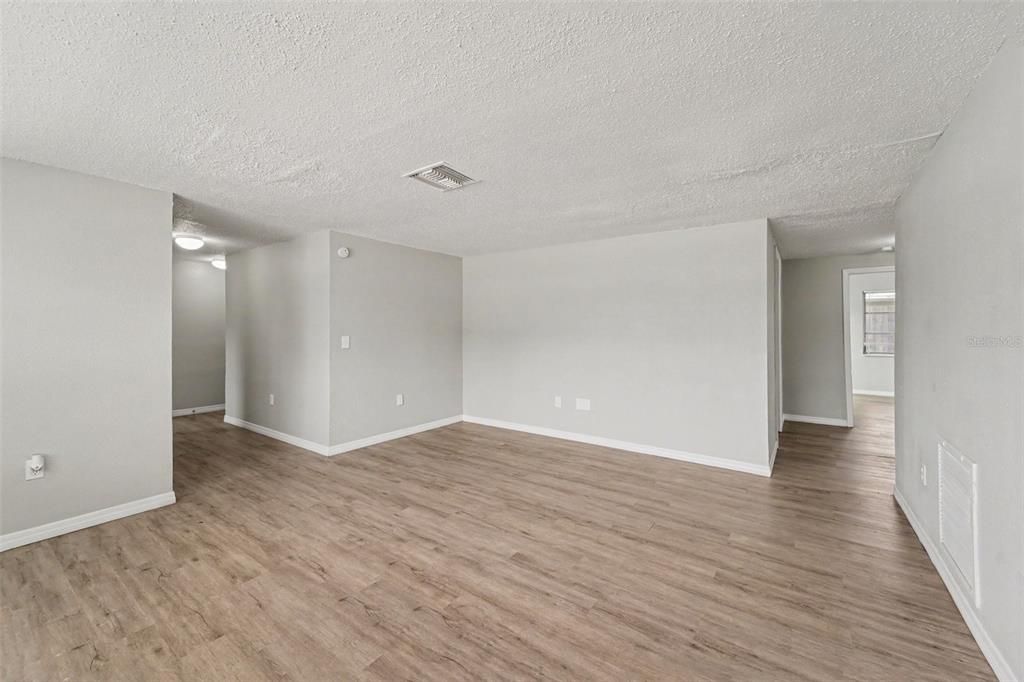 En Venta: $279,900 (4 camas, 2 baños, 1330 Pies cuadrados)
