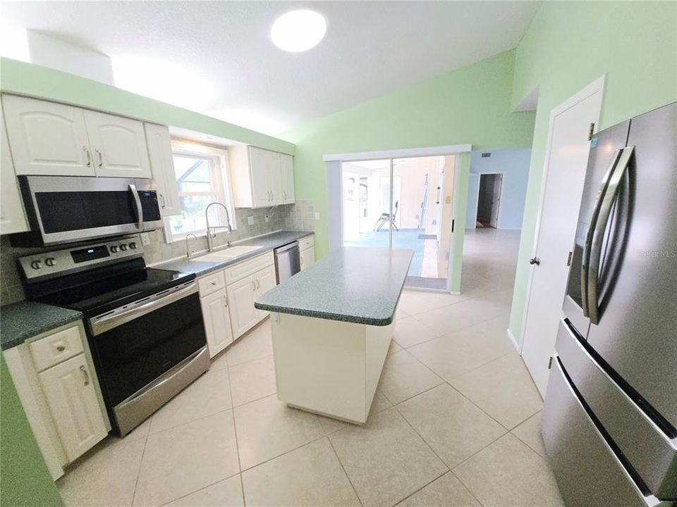 For Rent: $3,000 (3 beds, 2 baths, 1798 Square Feet)