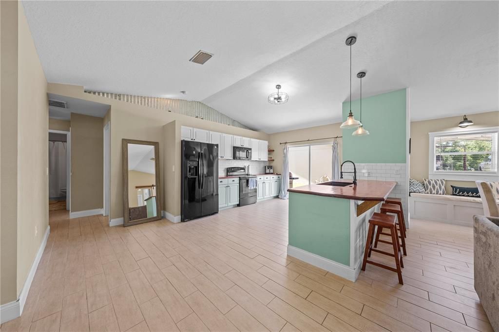 На продажу: $399,999 (3 спален, 2 ванн, 1652 Квадратных фут)