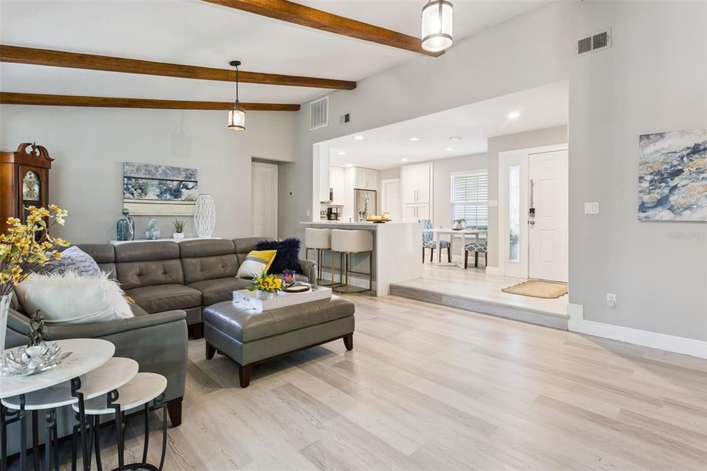 En Venta: $425,000 (4 camas, 2 baños, 1376 Pies cuadrados)