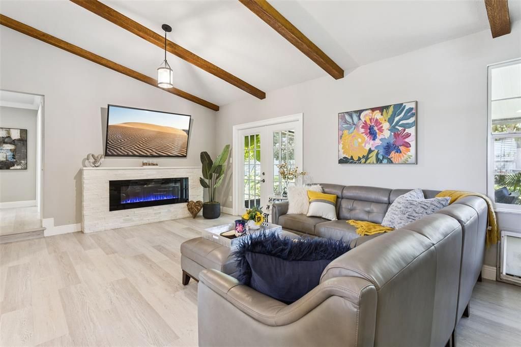 En Venta: $425,000 (4 camas, 2 baños, 1376 Pies cuadrados)