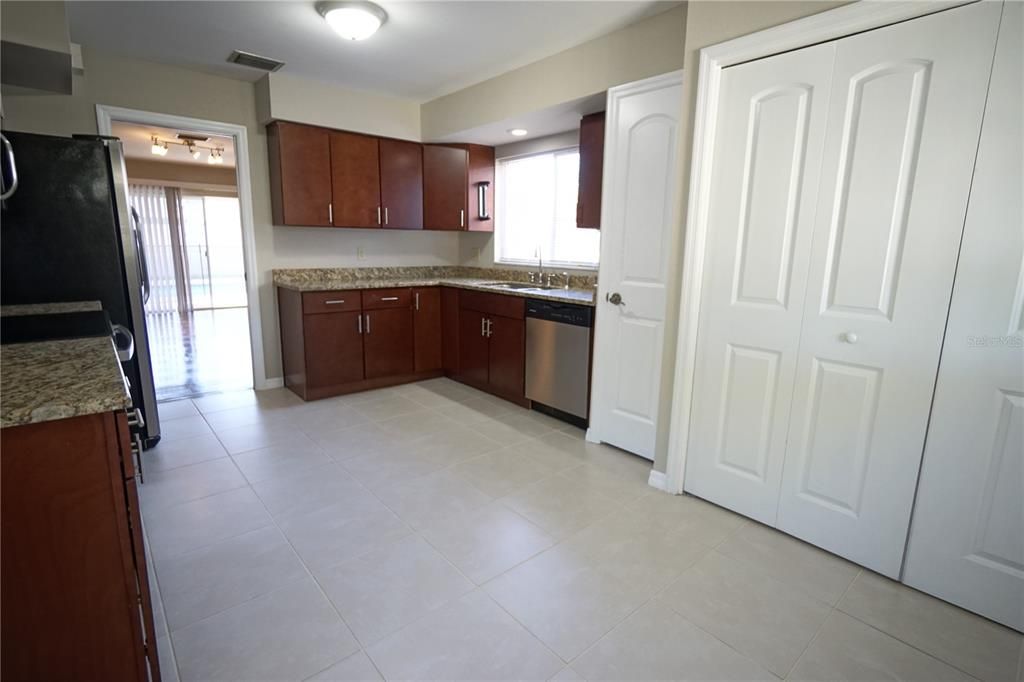 В аренду: $2,850 (3 спален, 2 ванн, 1702 Квадратных фут)