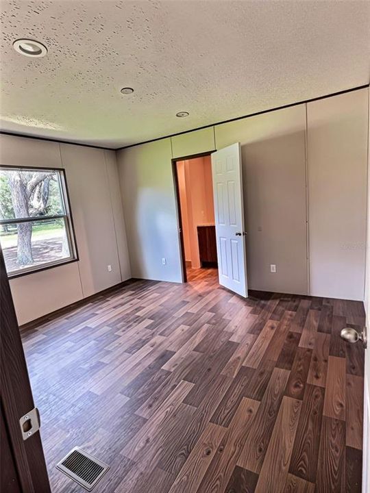 For Sale: $275,000 (3 beds, 2 baths, 924 Square Feet)