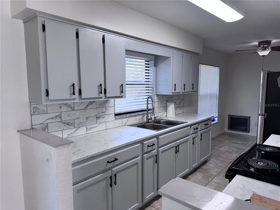 В аренду: $1,700 (3 спален, 2 ванн, 1296 Квадратных фут)