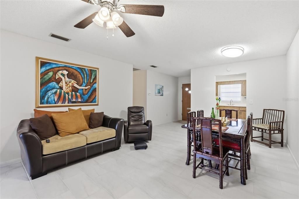 For Sale: $155,000 (2 beds, 2 baths, 979 Square Feet)