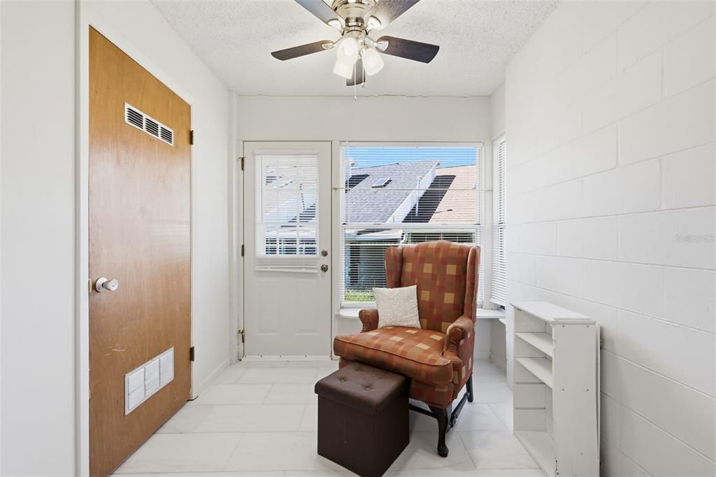 For Sale: $155,000 (2 beds, 2 baths, 979 Square Feet)