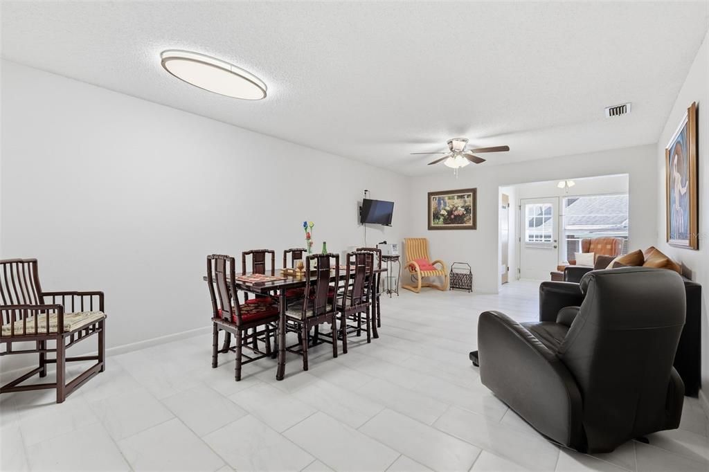 For Sale: $155,000 (2 beds, 2 baths, 979 Square Feet)