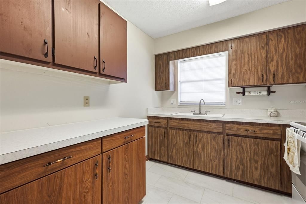 For Sale: $155,000 (2 beds, 2 baths, 979 Square Feet)