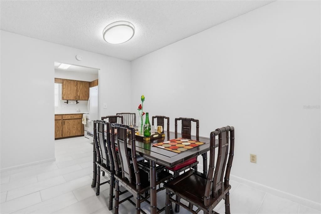 For Sale: $155,000 (2 beds, 2 baths, 979 Square Feet)