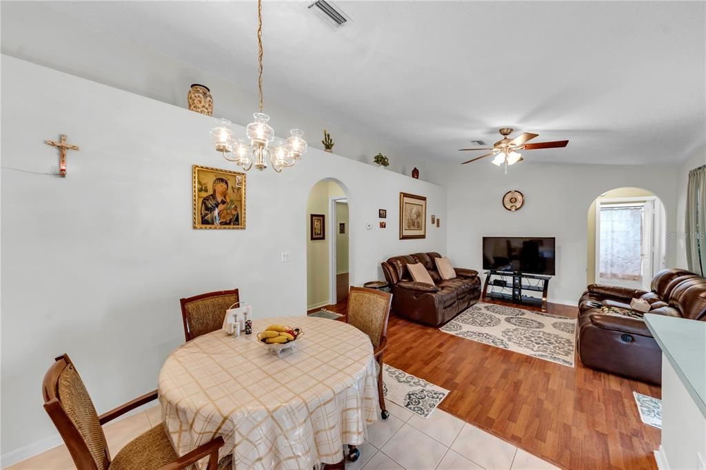 En Venta: $415,000 (4 camas, 3 baños, 2048 Pies cuadrados)