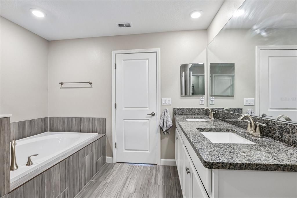 : $365,000 (3 спален, 2 ванн, 1801 Квадратных фут)