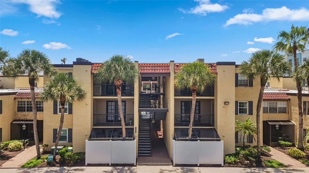 For Sale: $210,000 (1 beds, 1 baths, 776 Square Feet)