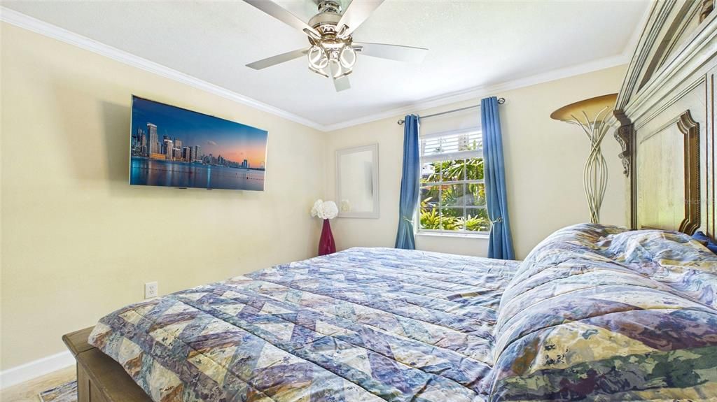 For Sale: $210,000 (1 beds, 1 baths, 776 Square Feet)