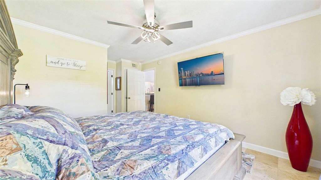 For Sale: $210,000 (1 beds, 1 baths, 776 Square Feet)