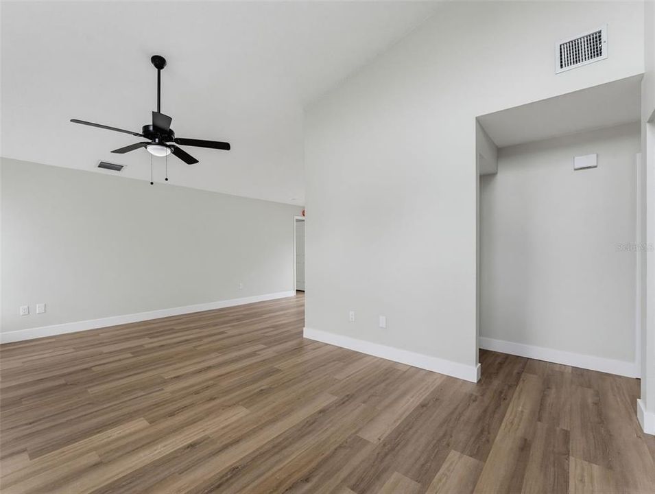 Activo con contrato: $284,900 (3 camas, 2 baños, 1200 Pies cuadrados)