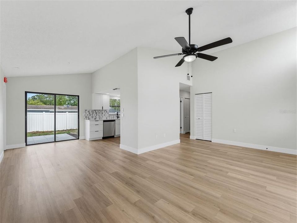 Activo con contrato: $284,900 (3 camas, 2 baños, 1200 Pies cuadrados)