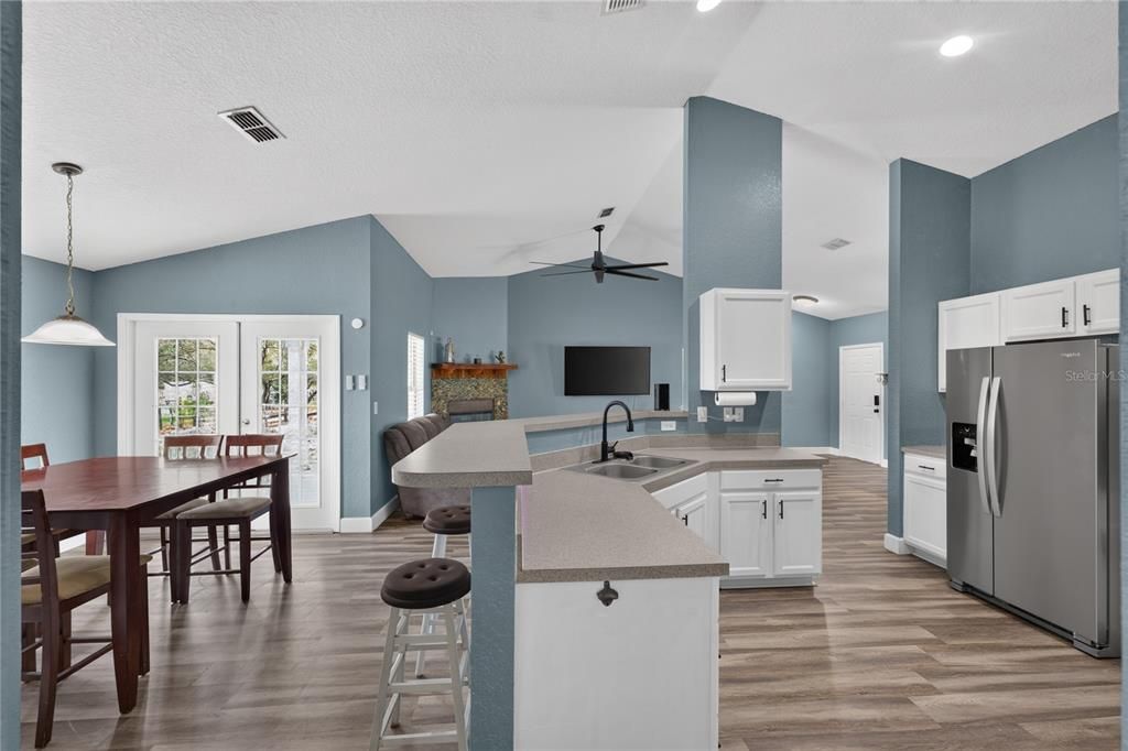 Activo con contrato: $274,900 (3 camas, 2 baños, 1605 Pies cuadrados)