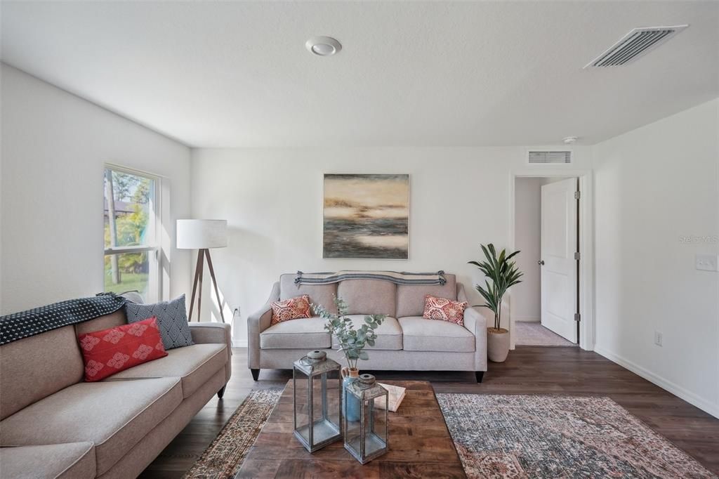 На продажу: $300,990 (4 спален, 2 ванн, 1666 Квадратных фут)