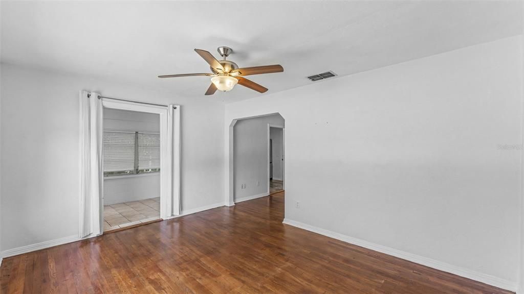 En Venta: $249,900 (2 camas, 1 baños, 812 Pies cuadrados)