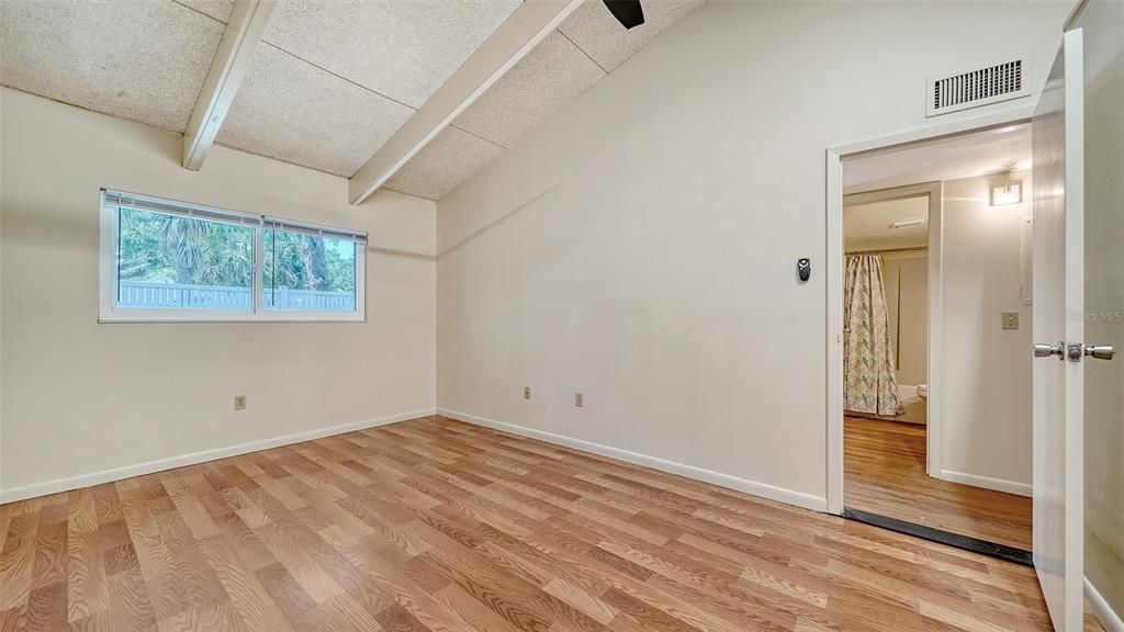 Activo con contrato: $135,000 (2 camas, 1 baños, 847 Pies cuadrados)
