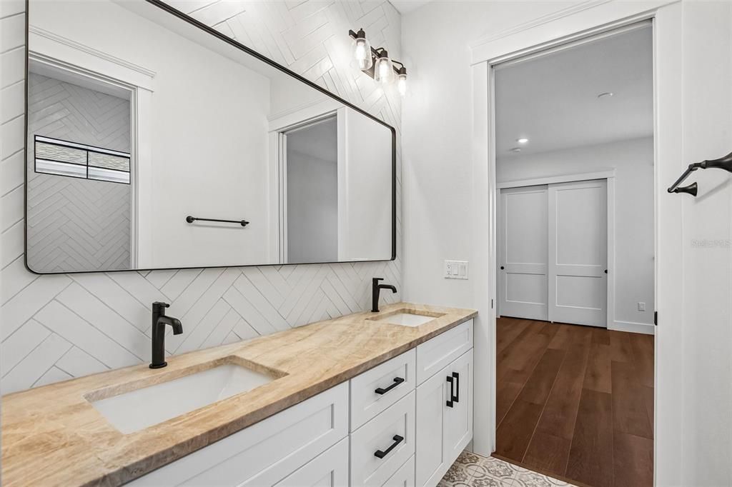 En Venta: $919,000 (3 camas, 2 baños, 2936 Pies cuadrados)
