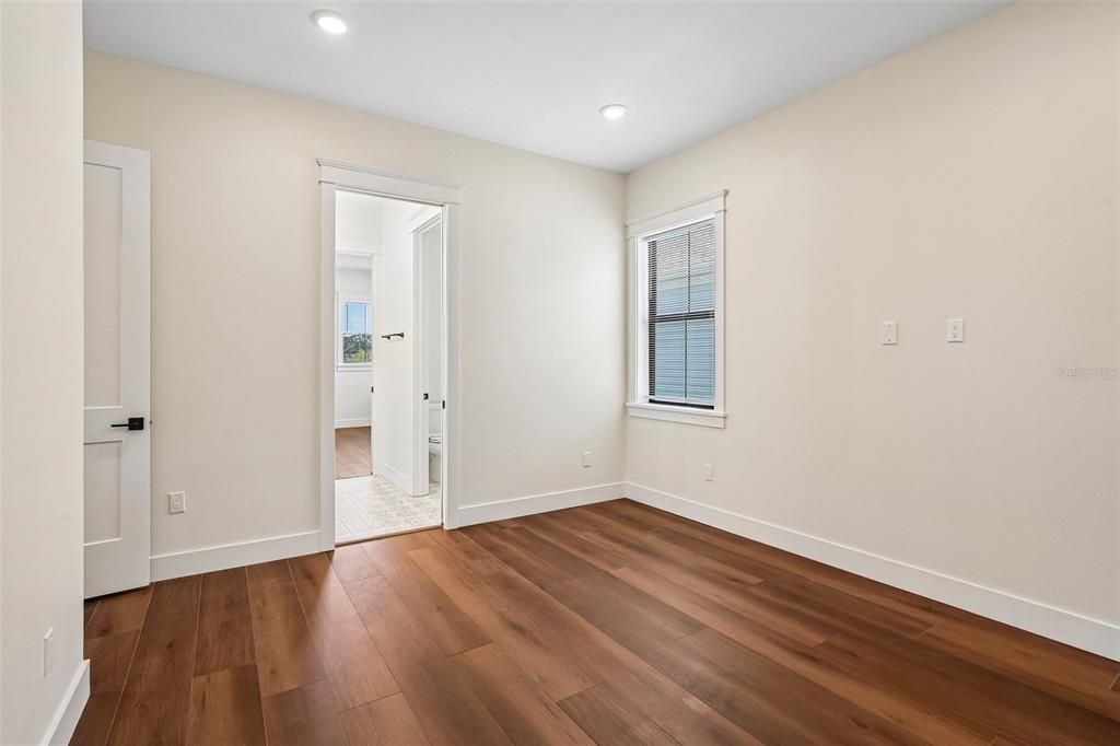 En Venta: $919,000 (3 camas, 2 baños, 2936 Pies cuadrados)