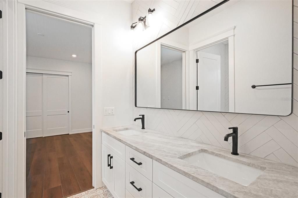 En Venta: $919,000 (3 camas, 2 baños, 2936 Pies cuadrados)
