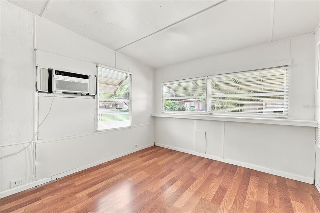 В аренду: $995 (1 спален, 1 ванн, 370 Квадратных фут)