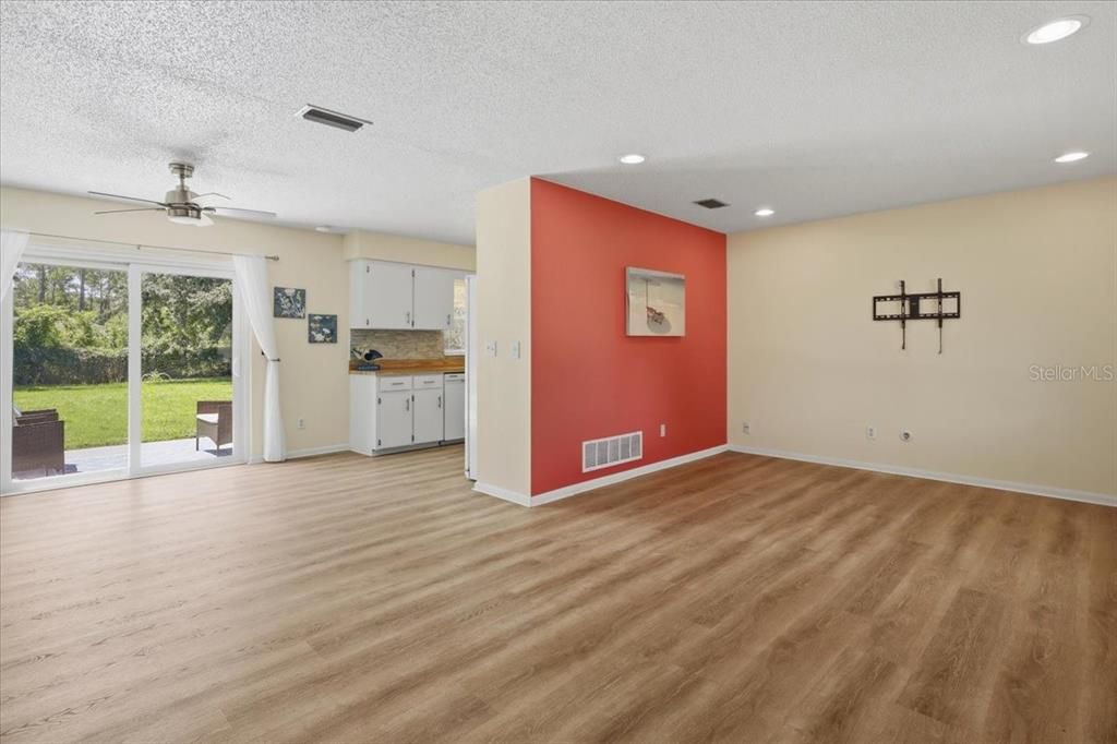 Active With Contract: $255,900 (2 beds, 2 baths, 1041 Square Feet)