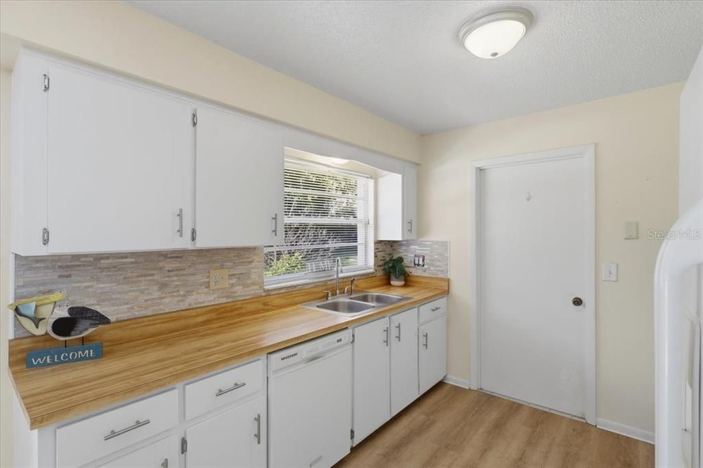 Active With Contract: $255,900 (2 beds, 2 baths, 1041 Square Feet)