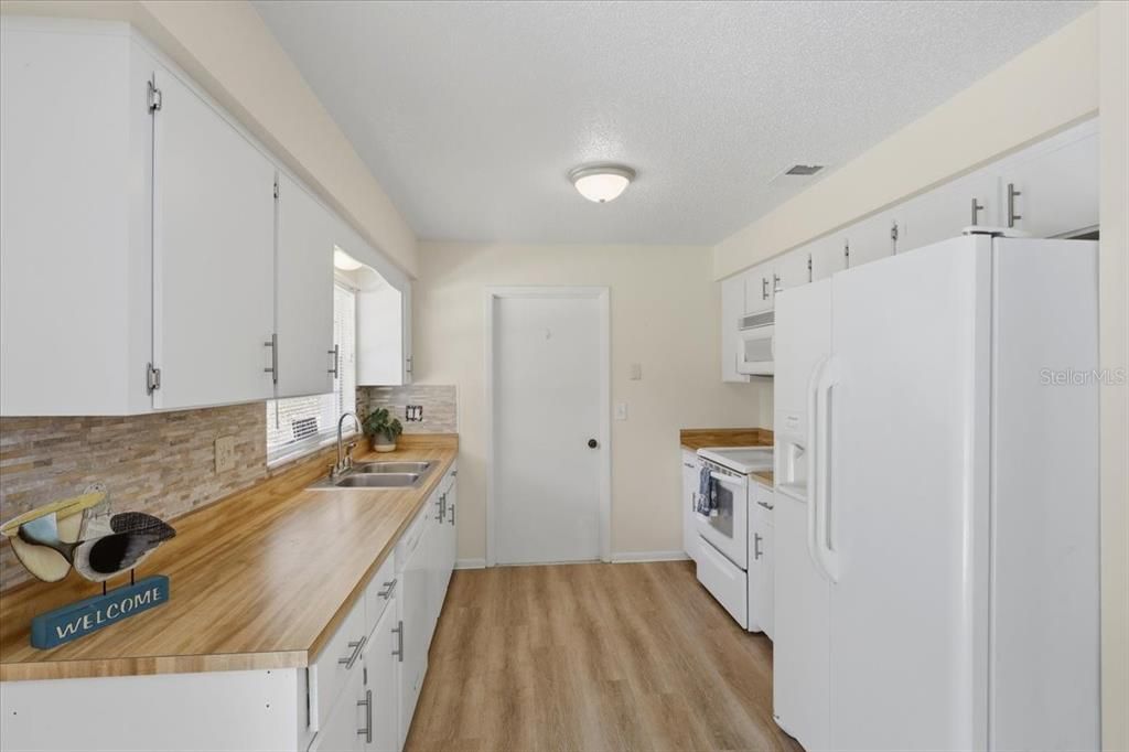 Active With Contract: $255,900 (2 beds, 2 baths, 1041 Square Feet)