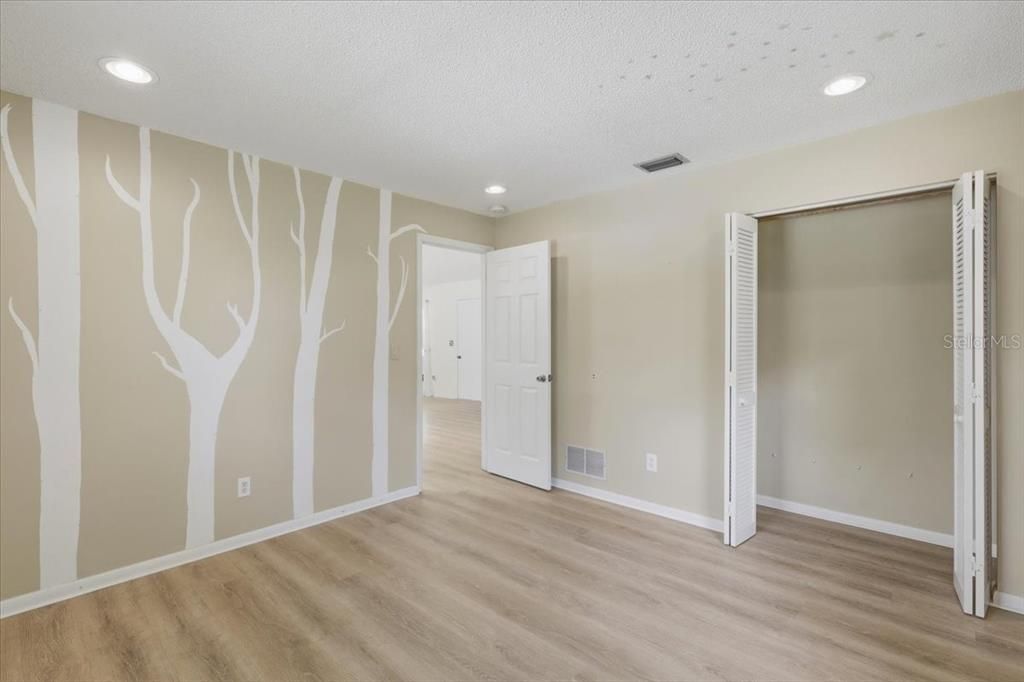 Active With Contract: $255,900 (2 beds, 2 baths, 1041 Square Feet)