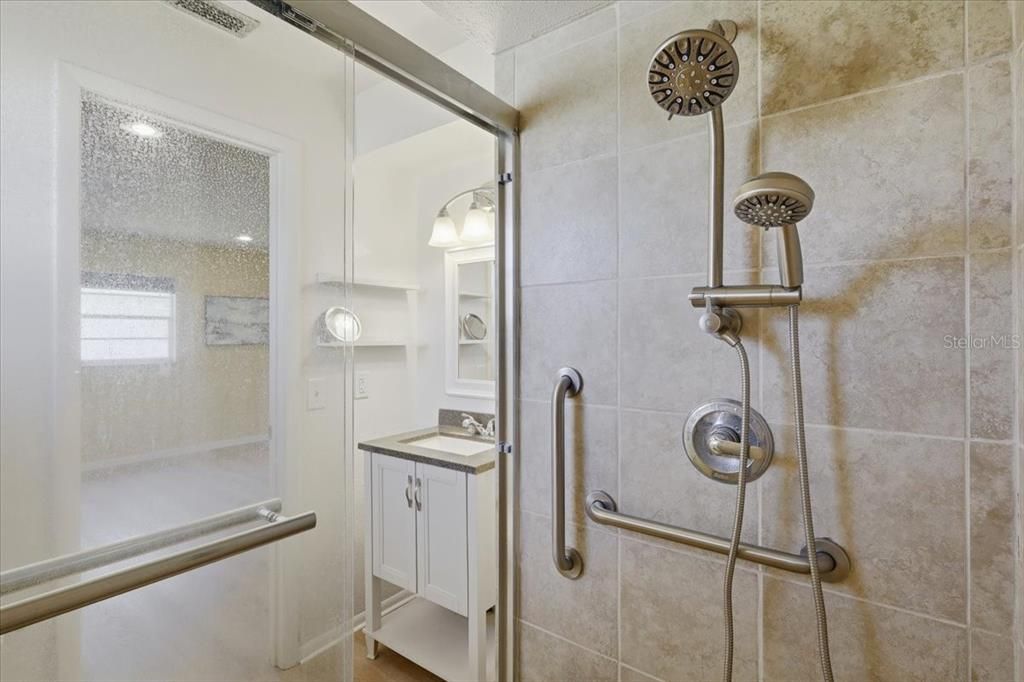 Active With Contract: $255,900 (2 beds, 2 baths, 1041 Square Feet)