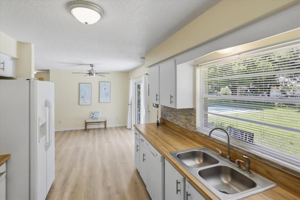 Active With Contract: $255,900 (2 beds, 2 baths, 1041 Square Feet)